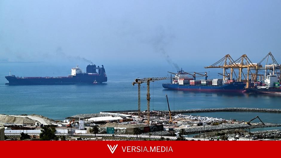 Gulf exporters turn to pipelines as Hormuz risks grow