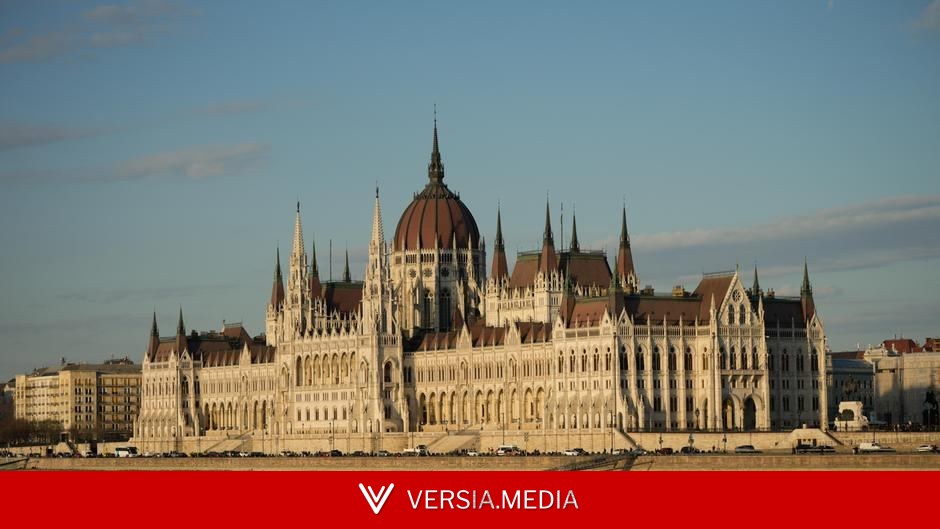 Hungary: Lawmakers pass law to oust Orban ally president