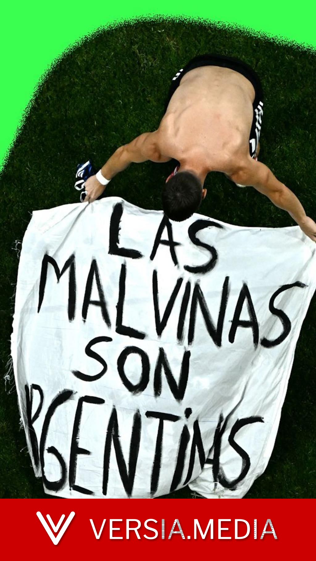 Argentina players bring out Falklands banner
