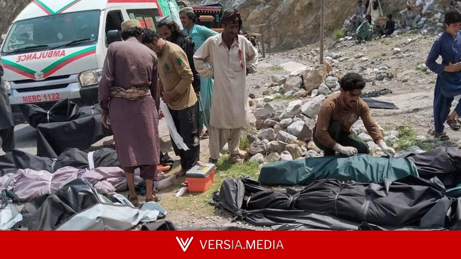 Pakistan: Bus crashes into ravine, killing at least 40
