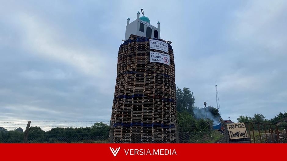 UK: Police attempt to remove loyalist bonfire 'hate display'