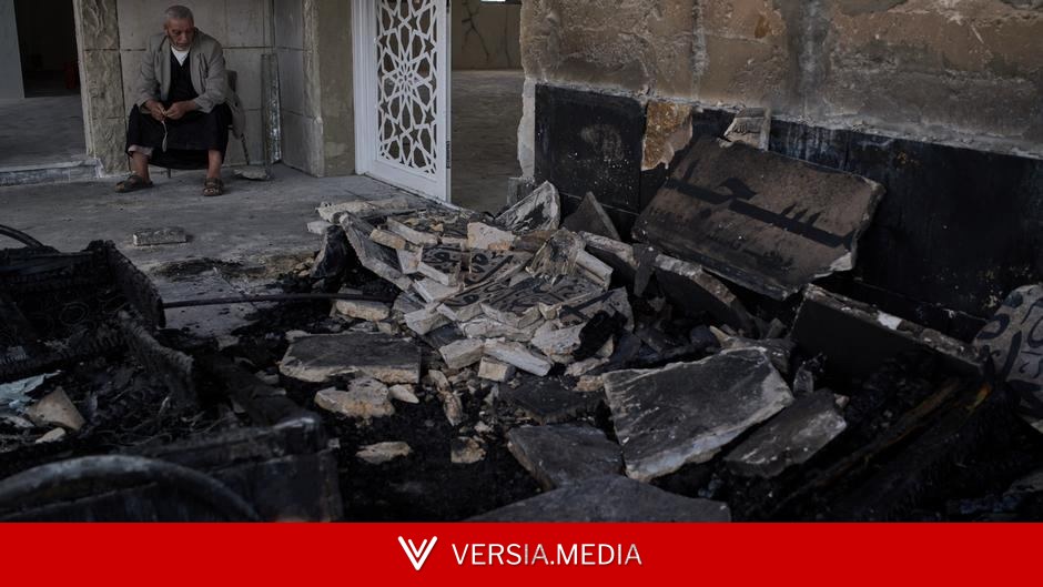 Israeli settlers torch mosques in occupied West Bank