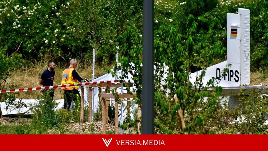 France: 11 killed in civilian plane crash